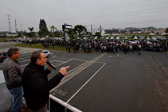 Volvo não apresenta nova proposta e greve dos metalúrgicos completa 9 dias